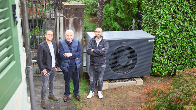 Davide Righetti (Branca Filli Branca SA), Carmelino Borelli und Alessandro Poete (Elco) neben der neuen Wärmepumpe.