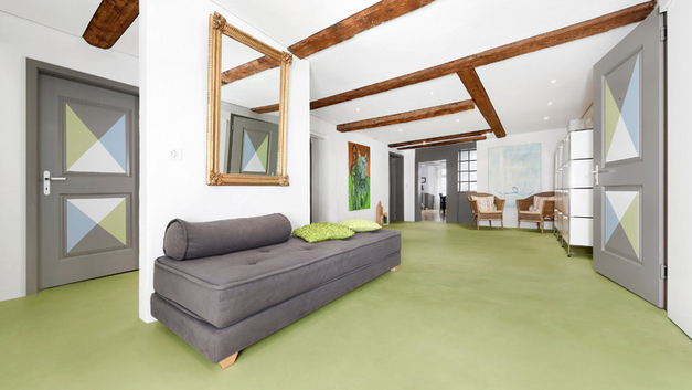 «Rustico» von Texolit ist ein mineralischer, fugenlos gespachtelter Designbelag für die individuelle Gestaltung von Boden- und Wandflächen. BILD TEXOLIT.CH